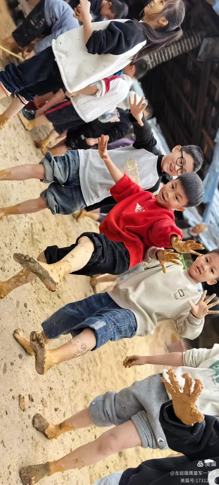 踩🦶黄泥巴.古老制砖